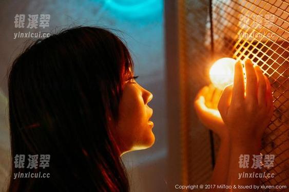 MiiTao蜜桃社-小魔女lily MiiTao蜜桃社 - 学姐和小魔女lily的写真:看这姿态,没路人的散发也是很吸睛啊
