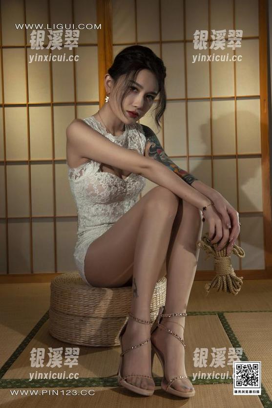 丽柜-小戈 丽柜 - 小戈穿着制服,我的死亡盯视!图库快来下载,别被我发现!