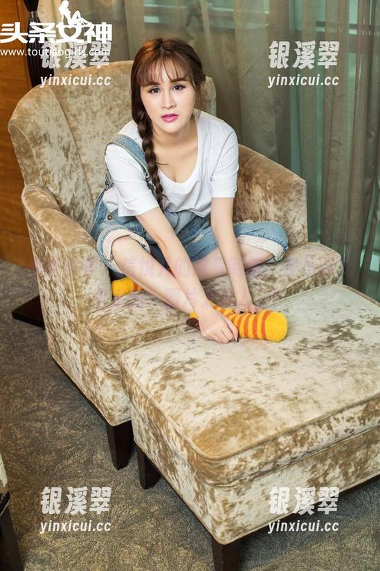 头条女神 - 信悦儿的这身制服，是从哪儿借来的？图片太迷人了！