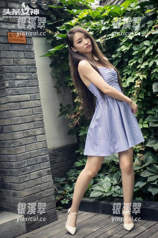 头条女神-艾小青 头条女神 - 这叫诱惑吗?艾小青的旗袍搭配美图中的玉足,都是不给人停下来的理由!