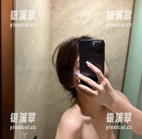 奶雯 微密圈 - 明明是红色战衣,偏偏奶雯穿出了一种别致的感觉,图片下载前请准备好纸巾