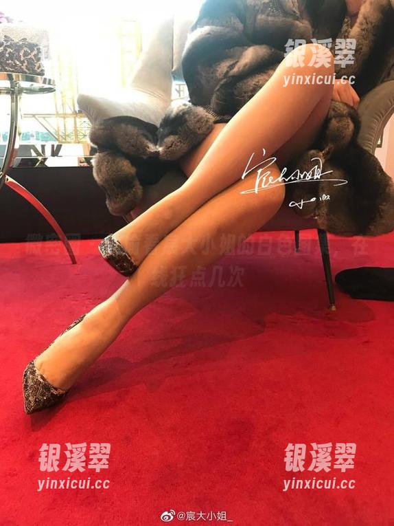 宸大小姐 微密圈 - 偷偷看宸大小姐的白色图集,在线狂点几次