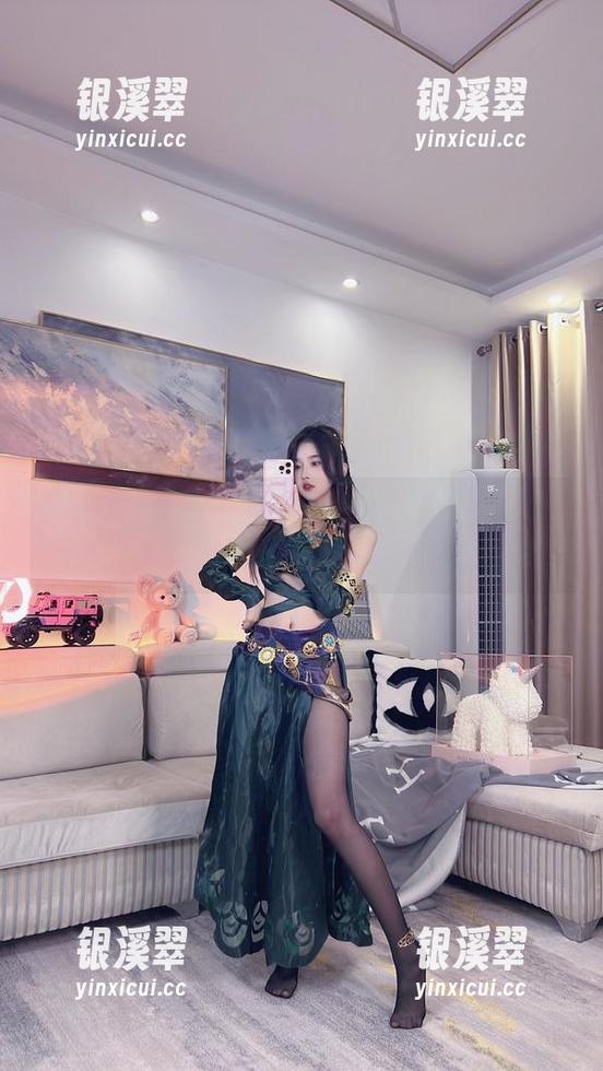 小小奶瓶儿 小小奶瓶儿女仆cos大变身,更新一次过瘾的不得了!