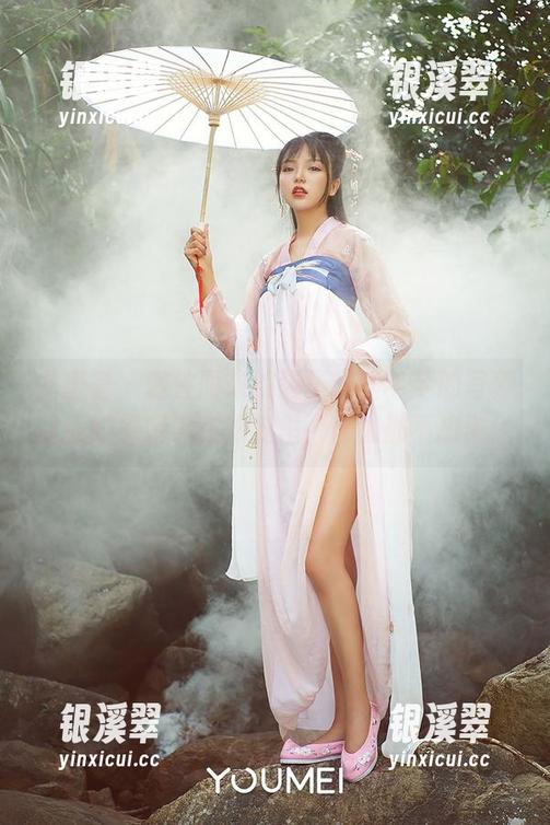 尤蜜荟 - 随性而来的温柔，李芊芊的写真让我好想蜷缩在沙发里，什么都不想做。