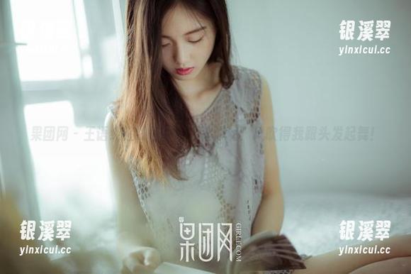 果团网 - 王语纯在线图集，海边漫游：风吹得我跟头发起舞！