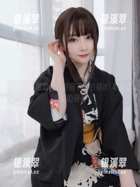 白银81 一组比基尼照片,原图下的白银81与自信对峙的画面