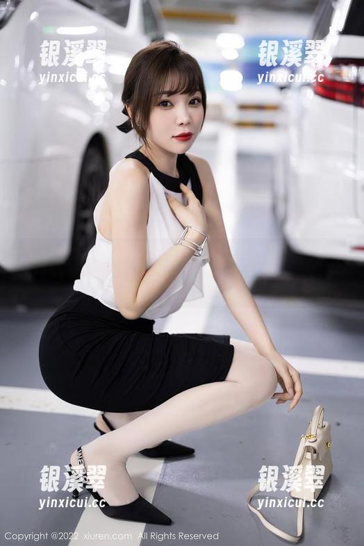 秀人网-拍黄瓜girl 秀人网 - 拍黄瓜girl的浴缸探险:高清图片带你体验不一样的惬意。