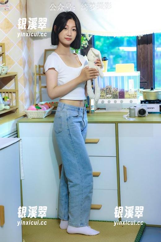 绮梦摄影-小莉 绮梦摄影 - 一张小莉的照片,展现女孩的另一面,时而俏皮,时而温柔。