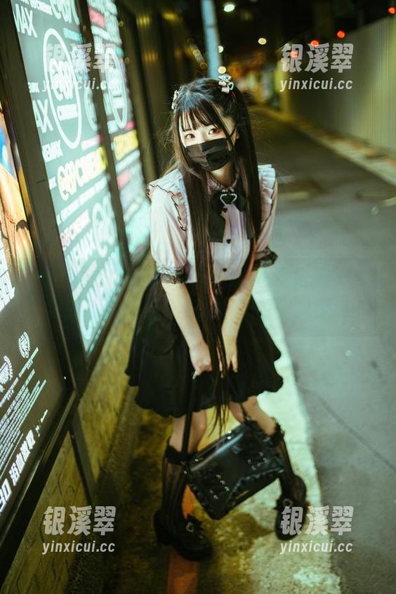 落落Raku 一张原图,落落Raku的黑色穿搭脑补成我的锁屏壁纸,先穿住了灯光纵深感