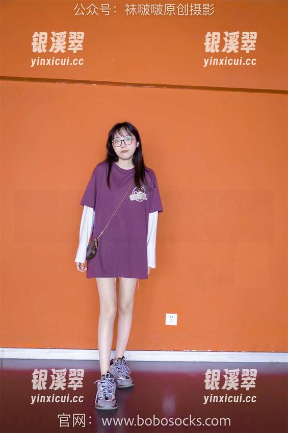 袜啵啵 - 果果的OL制服写真：工作与玩乐的边界