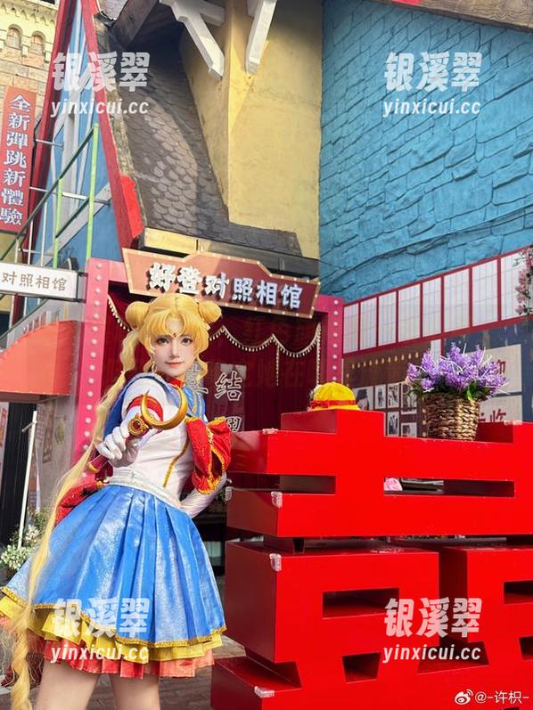 许枳 图片展现的许枳,红色旗袍像一条小河,但我却不确定她在哪里流淌。